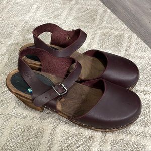Lottas Burgundy clog
